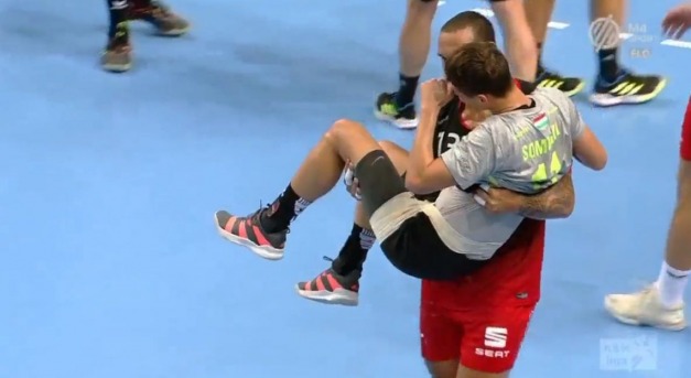 A Veszprém óriása ölben vitte le az ellenfél sérült játékosát